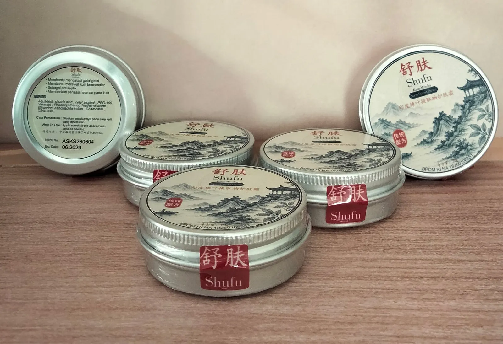 Foto asli label belakang kaleng Shufu dengan kegunaan, komposisi, nomor batch, dan tanggal kedaluwarsa